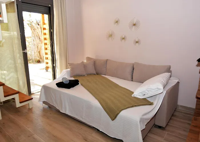 The Thassian Yard 4*