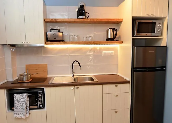 The Thassian Yard 4*